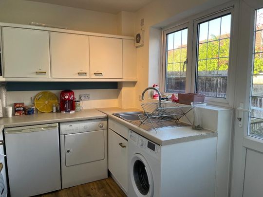 4 bedroom end of terrace house to rent - Photo 1