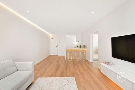 Modern & Renovated 2 Bedroom Top Floor Apartment In Prime Location - Photo 2
