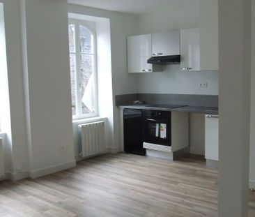 A LOUER - VILLEDIEU Centre - T2 2ème rénové, isolé, équipé. - Photo 1