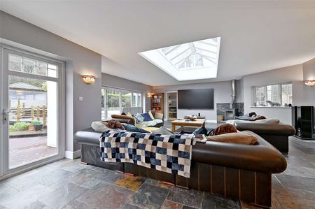 An elegant and spacious family home with exceptional leisure facilities, set within beautiful mature grounds. - Photo 4
