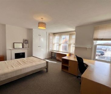 4 bedroom semi-detached house to rent - Photo 2