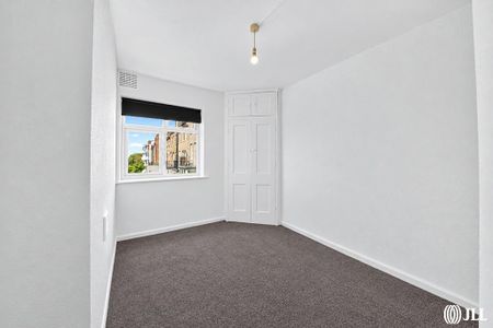 3 bedroom flat to rent - Photo 4