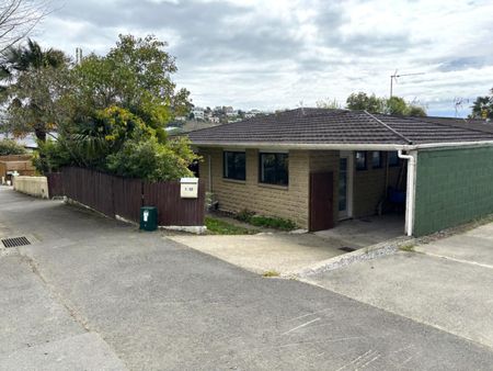 Lovely 2 bed home close to town and hospital - Photo 3