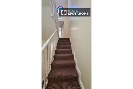 Private ensuite room in North Circular Road, Dublin - Photo 5