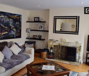 Bright room in 4-bedroom apartment in Swords, Dublin - Photo 5