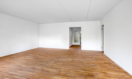 Stor og rumlig 4-værelses lejlighed ved Furesø med privat altan. Depotrum i kælderen og 2 badeværelser - Foto 4