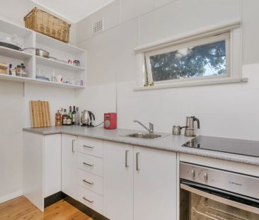 Ground floor dog friendly studio apartment with a view over Blackwa... - Photo 2