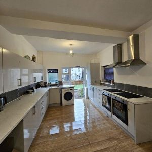 1 bedroom in a house share to rent - Photo 2