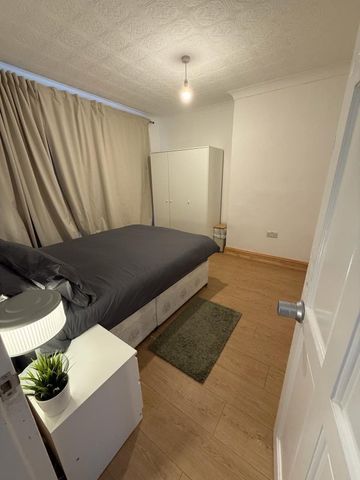 Room in a Shared Flat, Wallwood St, E14 - Photo 2