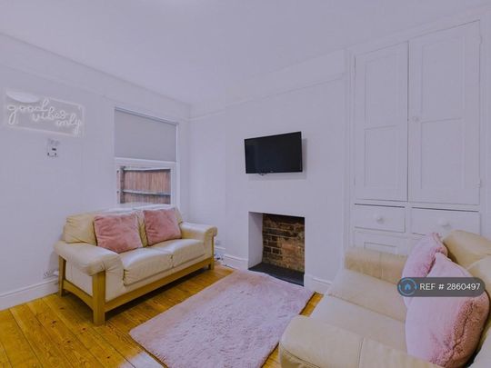 4 bedroom semi-detached house to rent - Photo 1