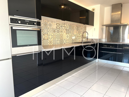 Location Appartement 3 pièces 69m² MARSEILLE 8ème - Photo 3