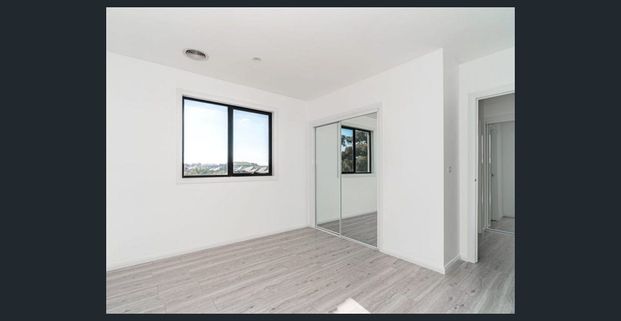 SIMPLY STUNNING - Photo 1