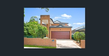 SPACIOUS FREESTANDING FAMILY HOME WITH DOUBLE GARAGE - Photo 4