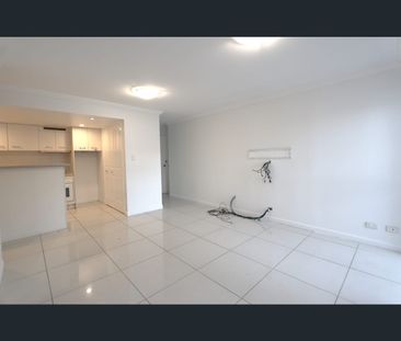 2/96 Stanhill Drive, Chevron Island, Qld 4217 - Photo 2