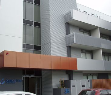 Premium location! Heart of the Uni Hill! Walking to RMIT! - Photo 3