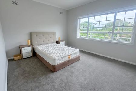 Luxuriously Renovated Three Bedroom Home in Blue Chip Location Close to Everything - Photo 5