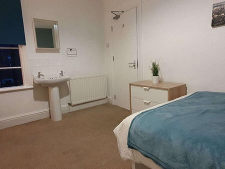 1 bedroom in a house share to rent - Photo 2