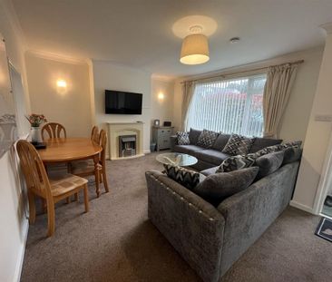 3 bedroom semi-detached bungalow to rent - Photo 4