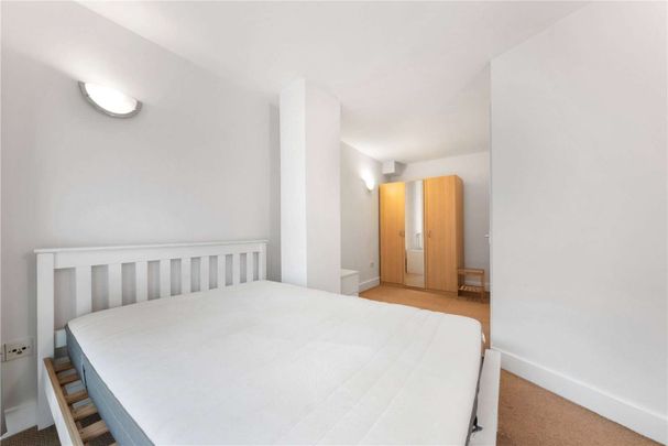 A duplex apartment in Wapping, near to St Katharine Docks, Aldgate and Tower Hill. - Photo 1