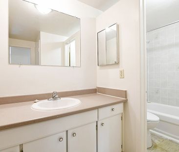 1343 Meadowlands Drive, Parkwood Hills - Fisher glen, Ottawa, ON - Photo 6