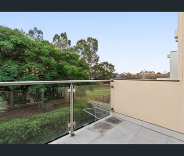 Modern Lakeside Living – Walk to Shops, Schools & the Lake! - Photo 6