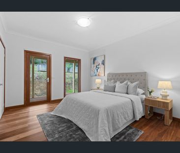 Spacious Five-Bedroom Residence with Pool Maintenance Included - Photo 6