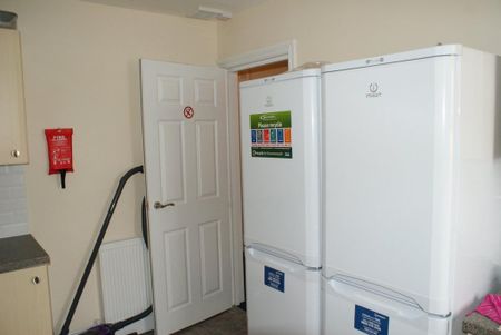 1 bedroom in a house share to rent - Photo 4