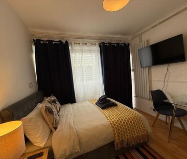 Studio Flat, Arabella Drive, SW15 - Photo 2