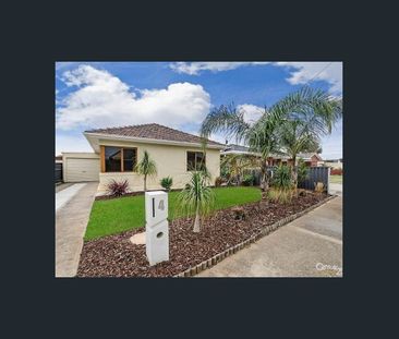 3 bedroom home ideally located within a short walk of the beach - Photo 3