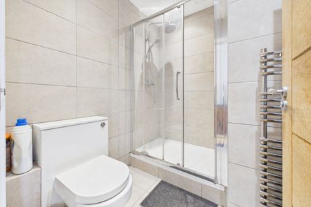 1 bedroom Flat in Park Street, Surrey - Photo 5