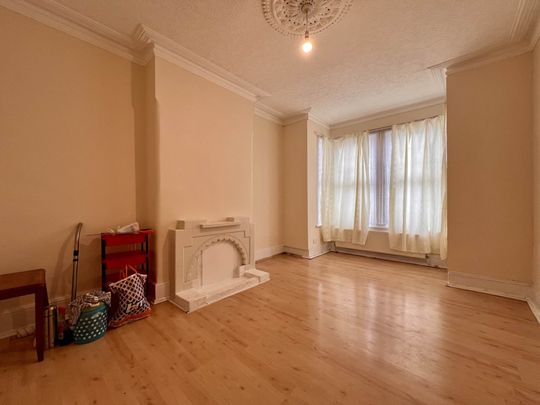 Guide Price £3,000 pcm - Available Now - Unfurnished - Photo 1