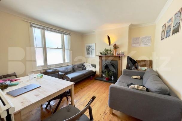 Georgian house,two bathrooms, charming patio garden & highly desirable address - Photo 1