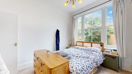 2 Bedroom, 2 bath, 1 reception Flat - Photo 5