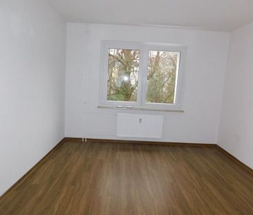 Renovierte 2-Zimmer DG-Wohnung, jetzt zwei Grundmieten sparen! - Photo 1