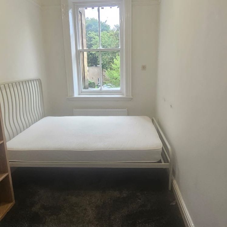 3 Bed - Flat 7, Gledhow Hall, Roundhay, Leeds - LS8 1PG - Student/Professional - Photo 1