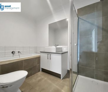 Spacious Three Bedroom Townhouse in Prime Location! - Photo 5