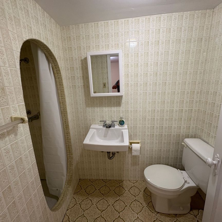 For Lease - 581 Mc Roberts Avenue, Toronto, Ontario - Photo 1