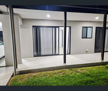 1/159 Kianawah Road, Wynnum West, Qld 4178 - Photo 2