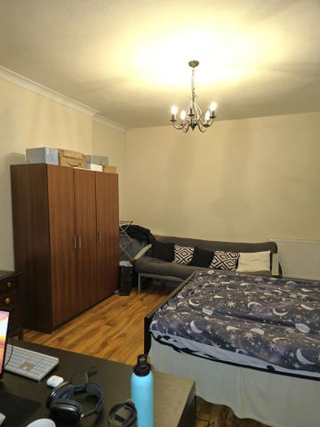 1 bedroom in a flat share to rent - Photo 3