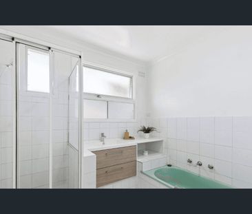 Beautifully Presented 2-Bedroom Unit in Sought-After Glen Waverley - Photo 5