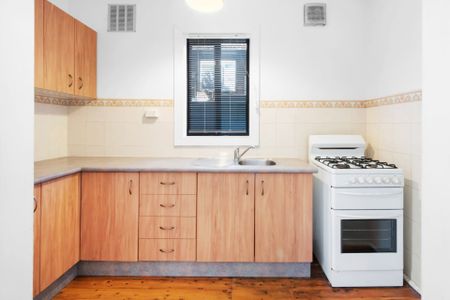 6 MONTH LEASE ONLY! OVERSIZED ONE BEDROOM APARTMENT IN AN ART DECO BLOCK - Photo 3