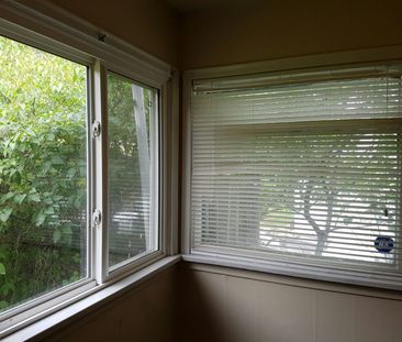 3 BDRMS MAINFLOOR FOR RENT IN PARKHILL SW NEAR STAMPEDE! - Photo 1