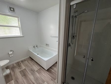 Down a quiet driveway, you’ll find this tidy and well-presented brick unit offering comfort and convenience in a fantastic location. - Photo 2