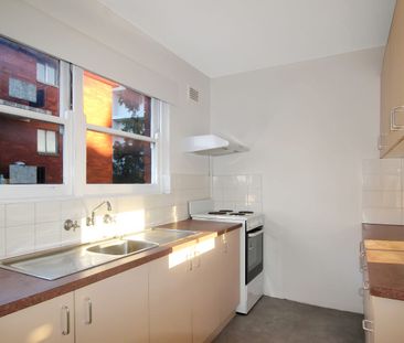Fresh middle floor two bedroom apartment in the heart of Ryde - Photo 1