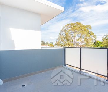 Modern 3 Bedroom TOP FLOOR Apartment Available For Lease!! - Photo 6