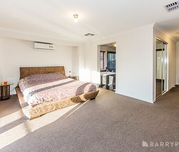 LARGE FAMILY HOME AWAITS! - Photo 6