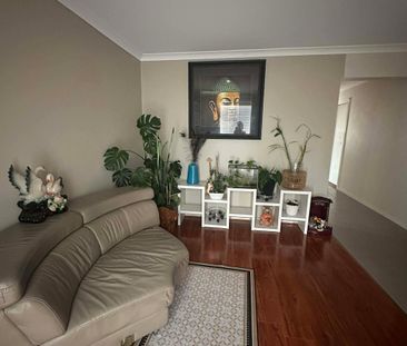 Cranbourne West - Photo 1