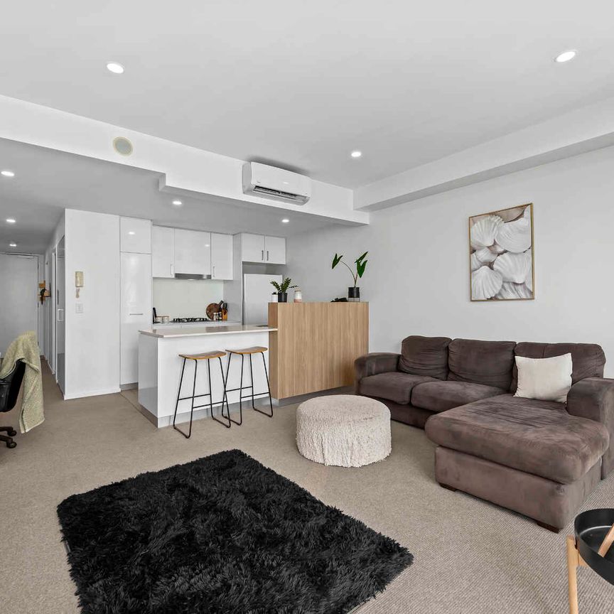 Stylish Top-Floor Apartment with Park Views & Rooftop Amenities - Photo 1