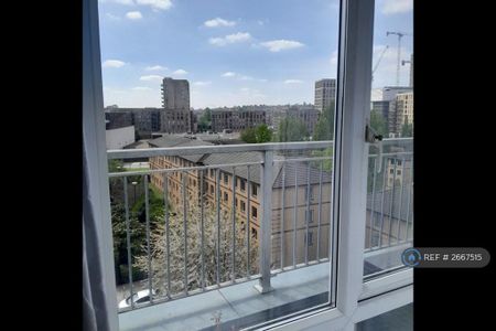 1 bedroom in a flat share to rent - Photo 2