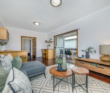 Air conditioned two bedroom home with enclosed porch/sunroom - Photo 1